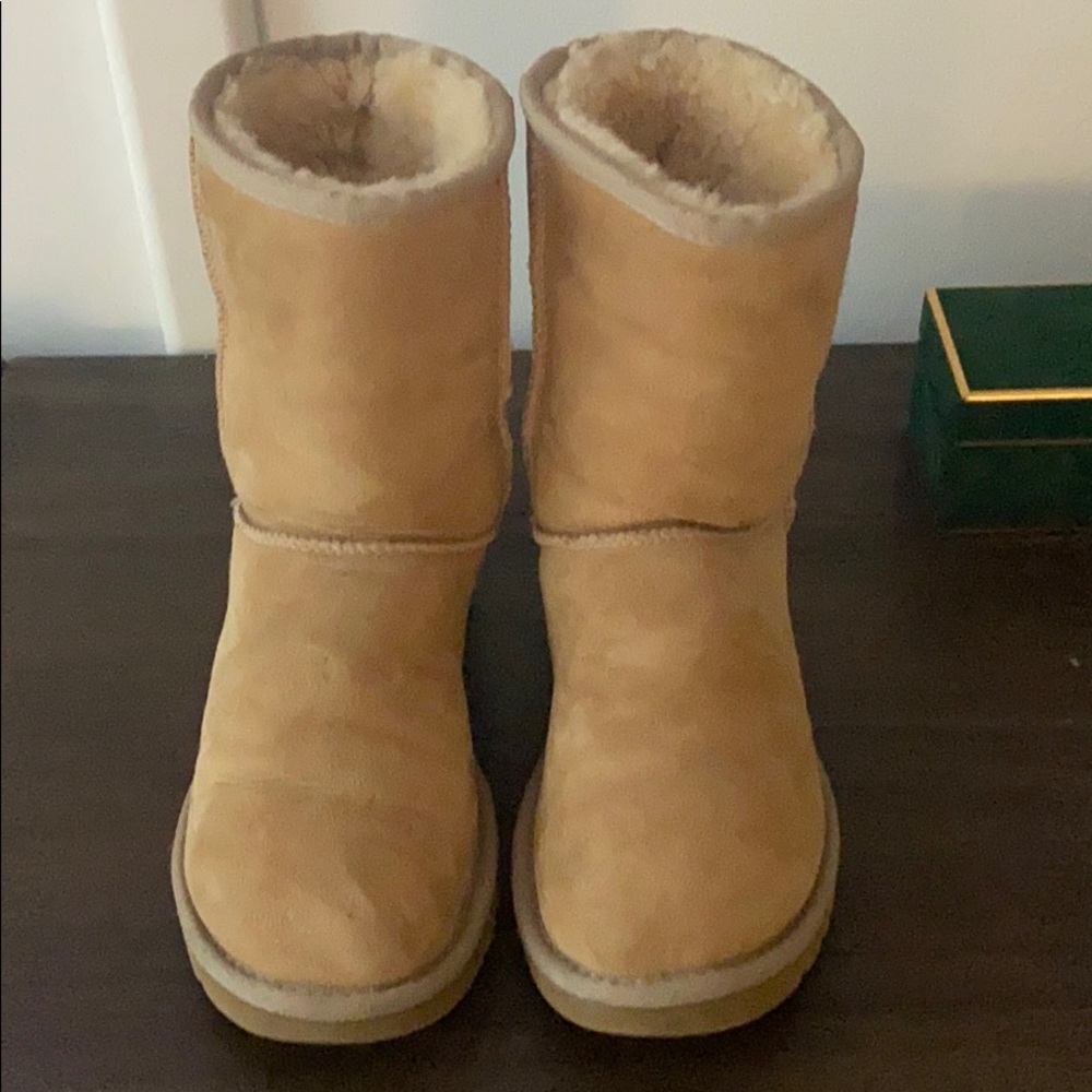 Tan uggs